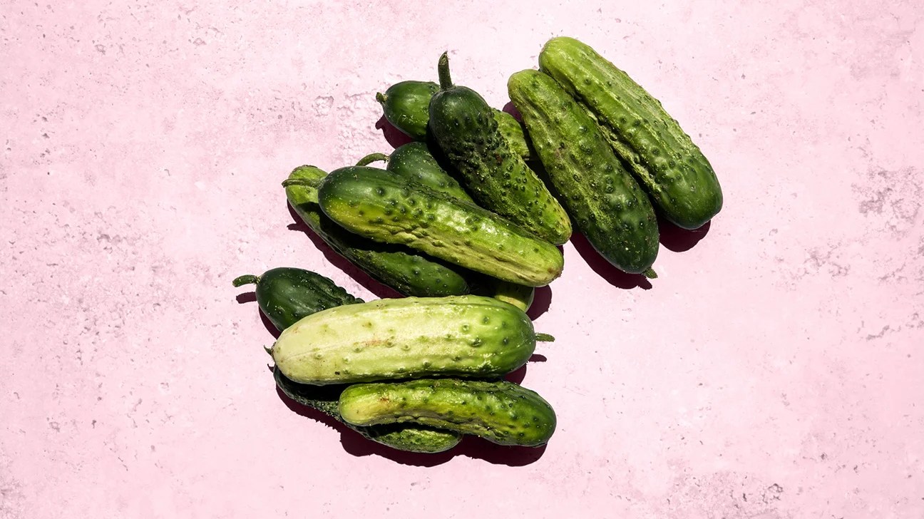 Cornichons sur fond rose