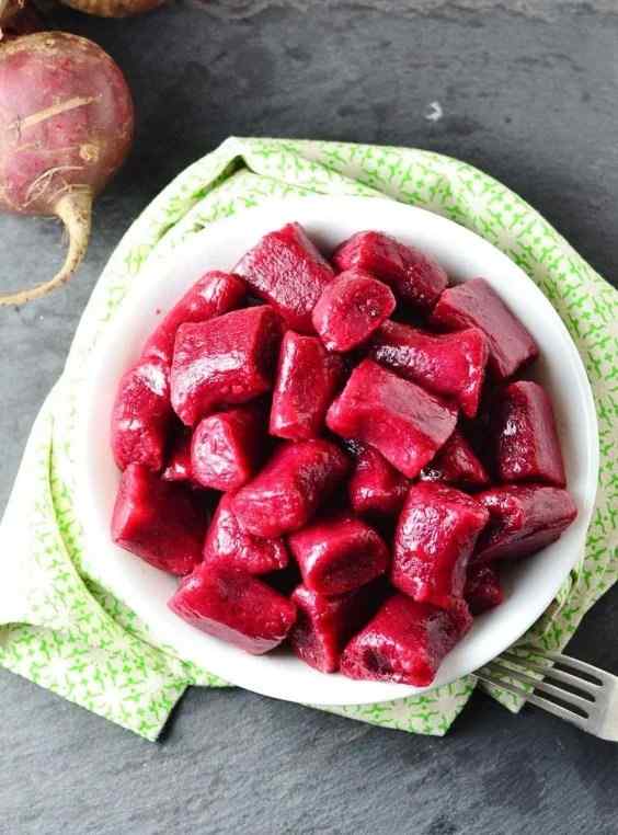 5. Bramborové knedlíky z červené řepy