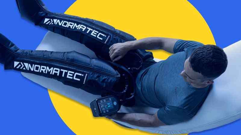 orang yang menggunakan sistem kaki Normatec Pulse 2.0