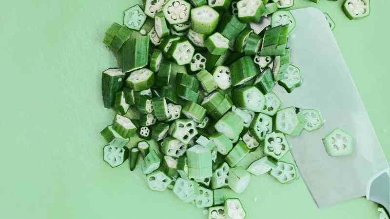 Okra picada sobre un fondo verde lima