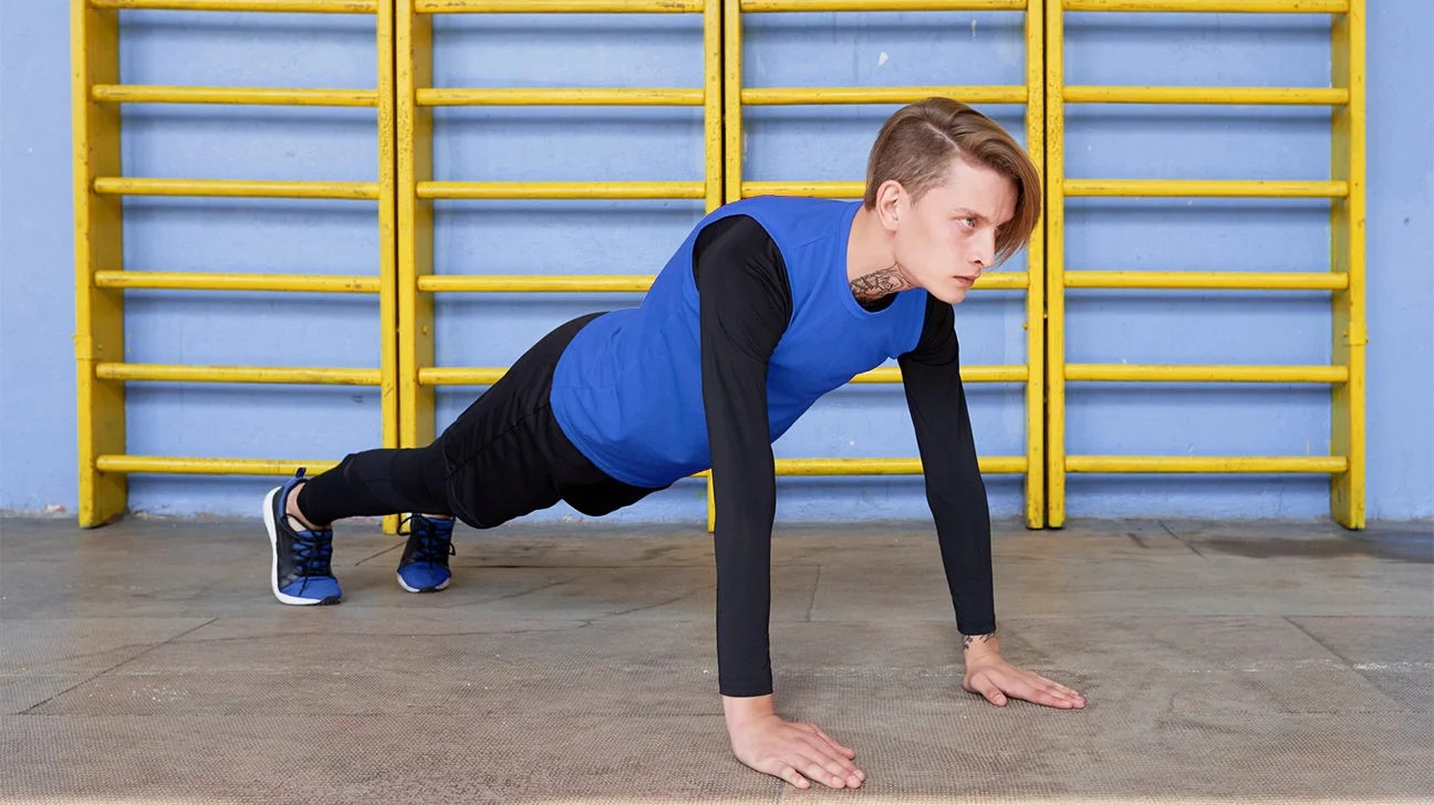 νεαρός άνδρας κάνει push ups