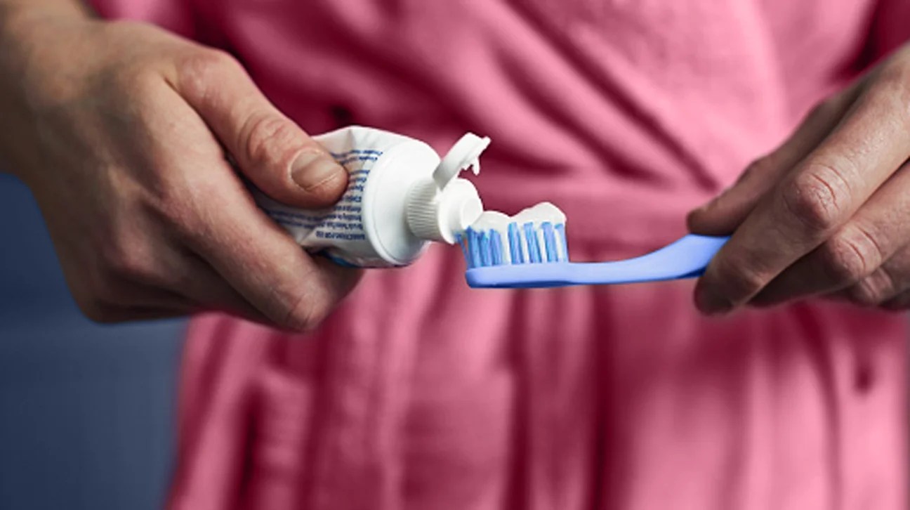 ¿Qué tan malo es no cepillarse los dientes antes de acostarse?